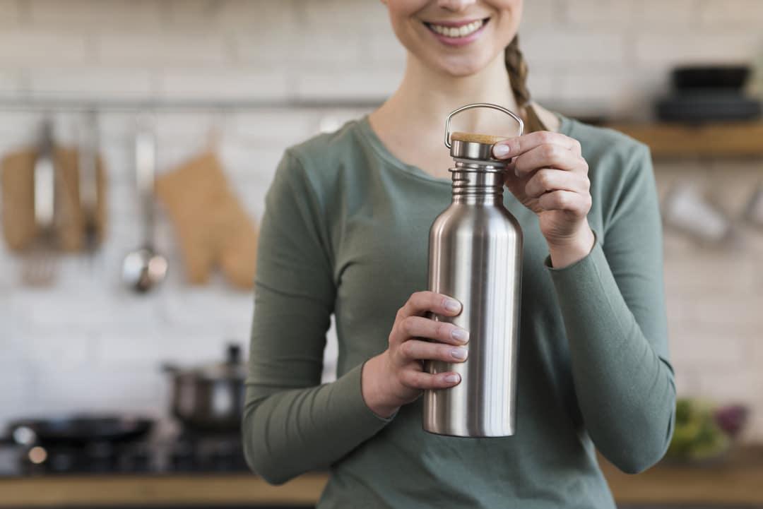 Comment nettoyer un thermos, une gourde ou une cafetière isotherme sans produits chimiques agressifs ?