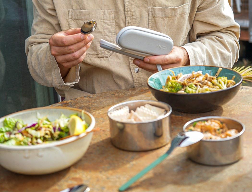 The world’s first travel cutlery set that comes with its own portable spray-based dishwasher! 