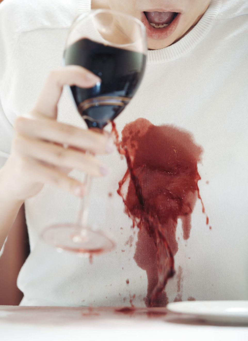 Comment enlever une tache de vin rouge – 10 méthodes efficaces avec des produits ménagers courants