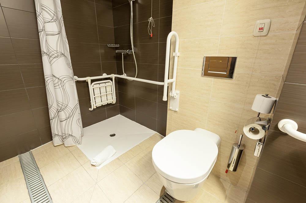 Comment aménager une salle de bains pour une personne à mobilité réduite ? 