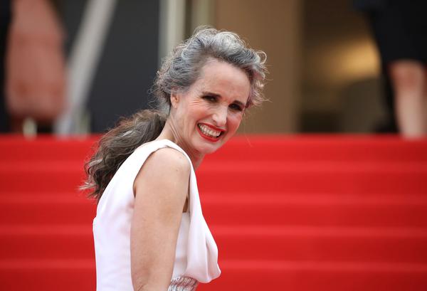 La spectaculaire chevelure grise d'Andie MacDowell sur le tapis rouge du Festival de Cannes