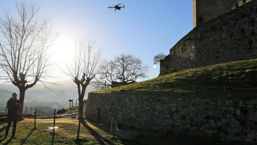 Ascenseur au château de Foix : un drone pour expertiser les lieux avant l'installation