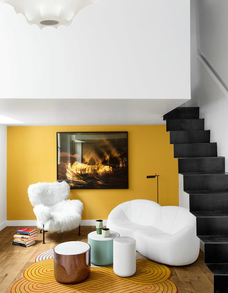 Colors and vintage furniture in the spotlight in this architect's apartment 