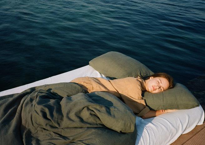 Esta marca ucraniana está haciendo ropa de cama que simboliza el escape del océano