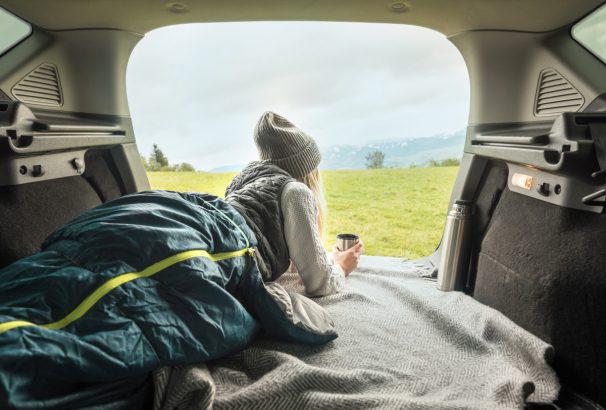 Dormir dans sa voiture ou dans un van : que dit la loi ?