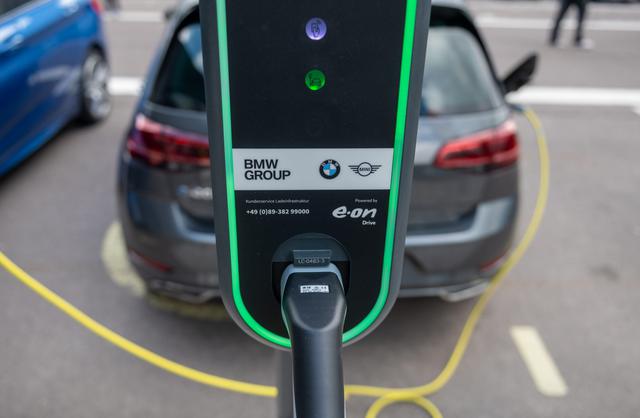 Addressing the range anxiety of battery electric vehicles with charging en route