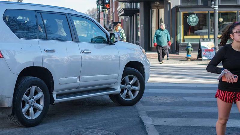 Los conductores de SUV y camionetas son más propensos a golpear a los peatones al girar, según un estudio del IIHS