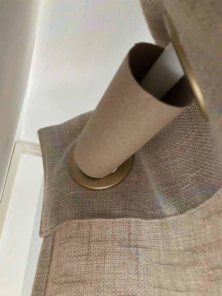 Pourquoi vous devriez mettre des rouleaux de papier toilette sur votre tringle à rideaux 