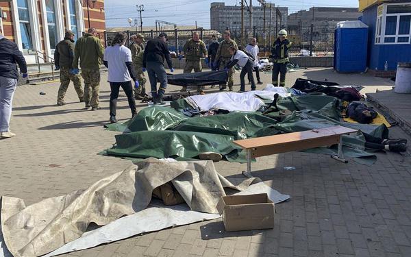 Live EN DIRECT | 39 morts, dont 4 enfants, suite à une attaque sur la gare de Kramatorsk 