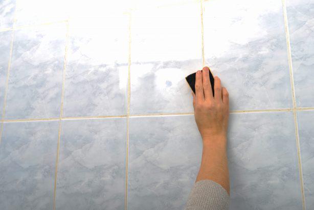 8 astuces pour vous débarrasser des moisissures dans votre salle de bain 