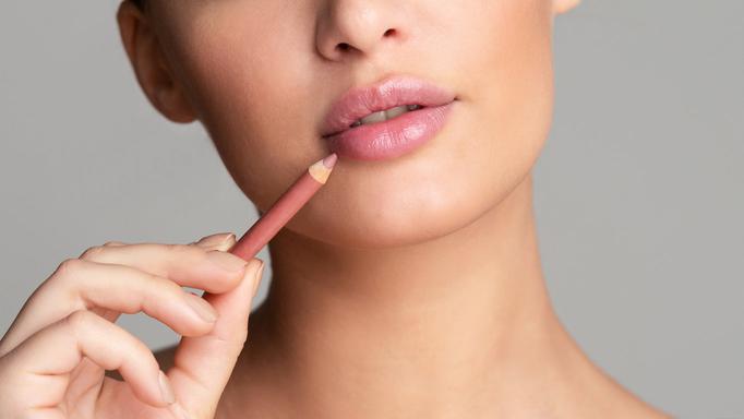 Comment maîtriser le contouring des lèvres : la technique de maquillage qui sape la chirurgie esthétique 
