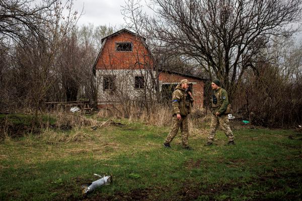 Recaptured Ukrainian village left with wrecked tanks, bodies and questions
