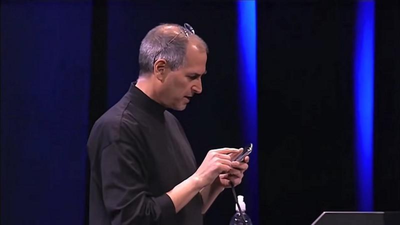 Steve Jobs a jeté le premier iPhone pour impressionner les journalistes 
