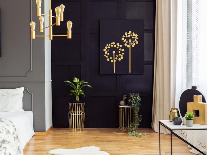 Chambre, salon : comment réussir une décoration noire et or ? 