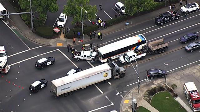 9 heridos en una colisión de 3 vehículos que involucra a Rohnert Park Transit Bus