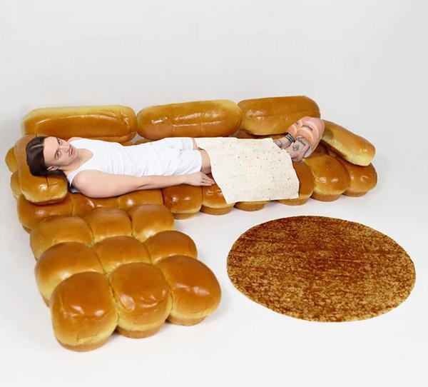 Ikea: le rappeur Tommy Cash crée un canapé en pain brioché très design ! 