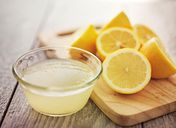 Y a-t-il vraiment de l’intérêt à boire du jus de citron à jeun le matin ? 