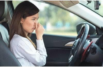 Comment éliminer les mauvaises odeurs de la voiture ? 