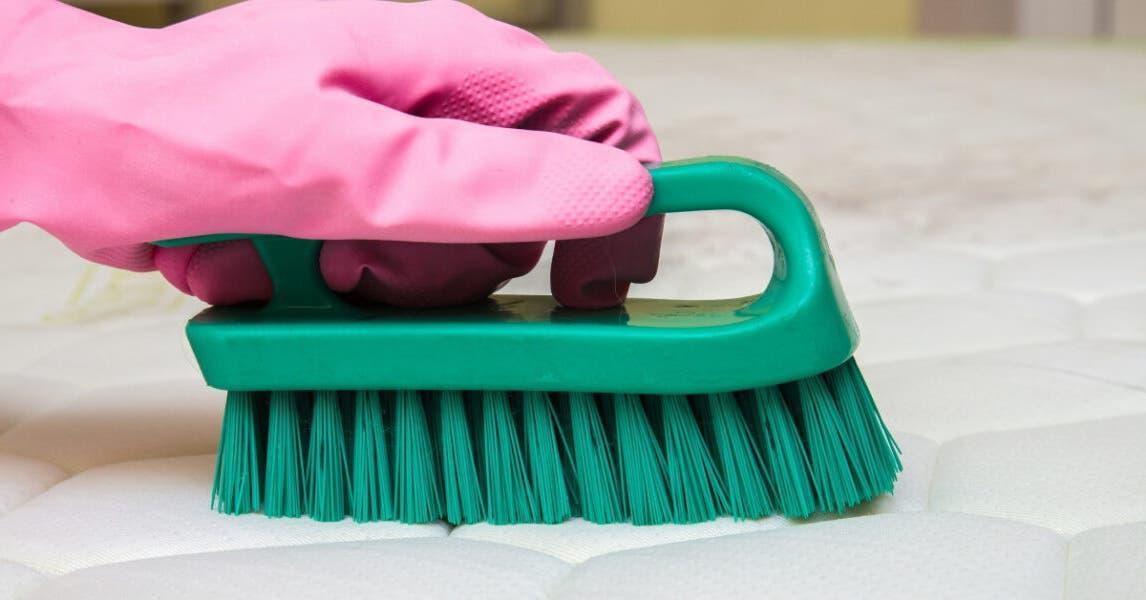 3 astuces maison pour nettoyer à sec et désinfecter un matelas 