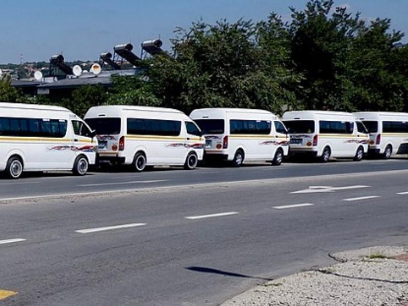 Los investigadores dicen que Sudáfrica podría introducir la energía solar taxis minibús con energía solar: cómo funcionaría