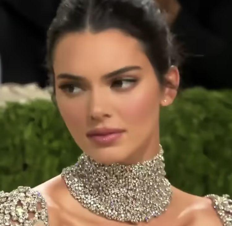 Kendall Jenner loves the current hair trend (and it's Kim Kardashian lookalike)