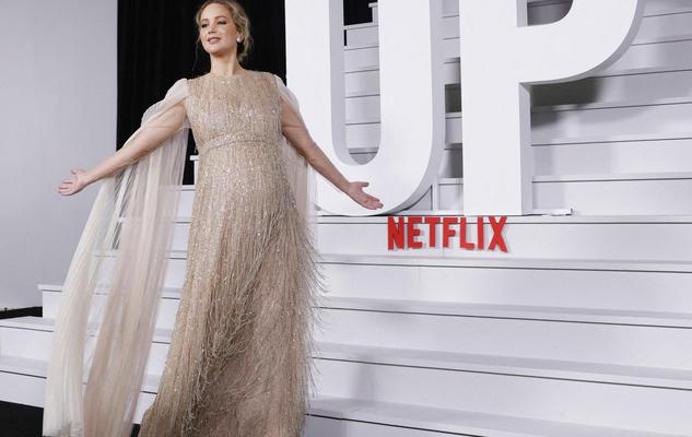 Fringed dress with cape sleeves: Jennifer Lawrence, pregnant and imperial in New York