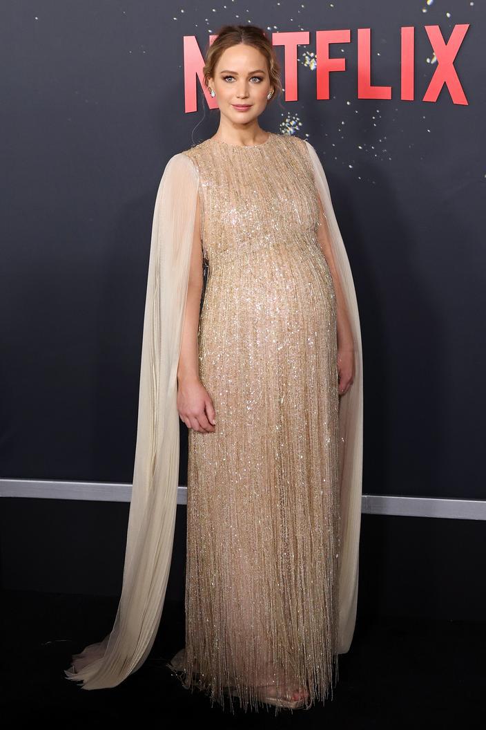 Robe à franges et manches cape : Jennifer Lawrence, enceinte et impériale à New York 