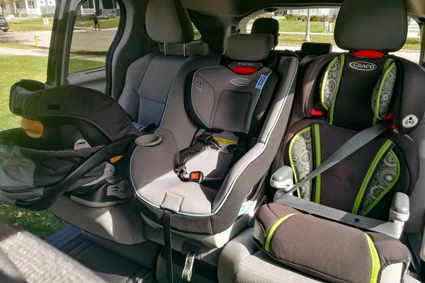 Como os assentos de carro se encaixam em uma Toyota Sienna 2021?