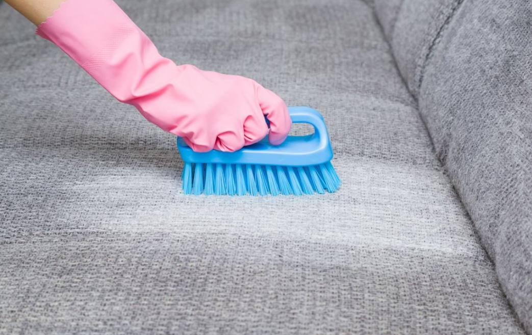 Nettoyage canapé en tissu : 9 astuces de grands-mères pour enlever toutes les taches 