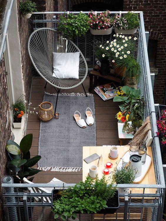Comment créer une ambiance de vacances au milieu urbain grâce à la déco balcon été ? 
