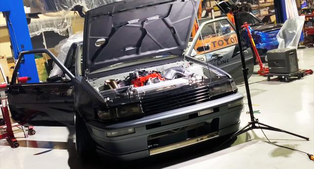 El sintonizador japonés de CarsCoops cae el motor Gr Yaris en un clásico Toyota AE86