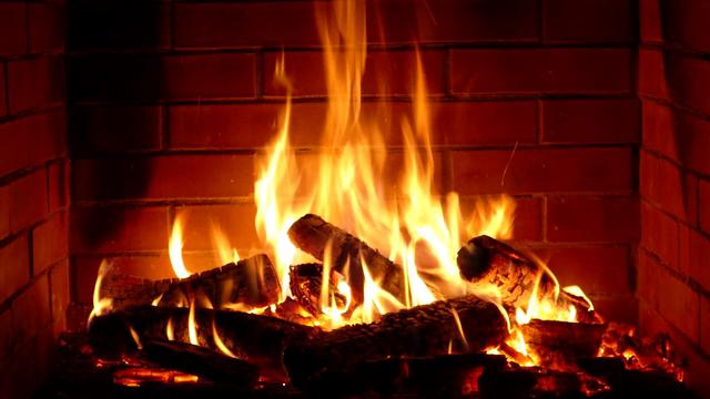 6 astuces incontournables pour faire durer son feu de cheminée le plus longtemps possible 
