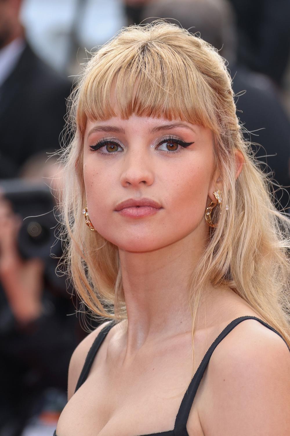 Alligator clip and Bardot gaze, Angèle mixes the codes on the Cannes red carpet 
