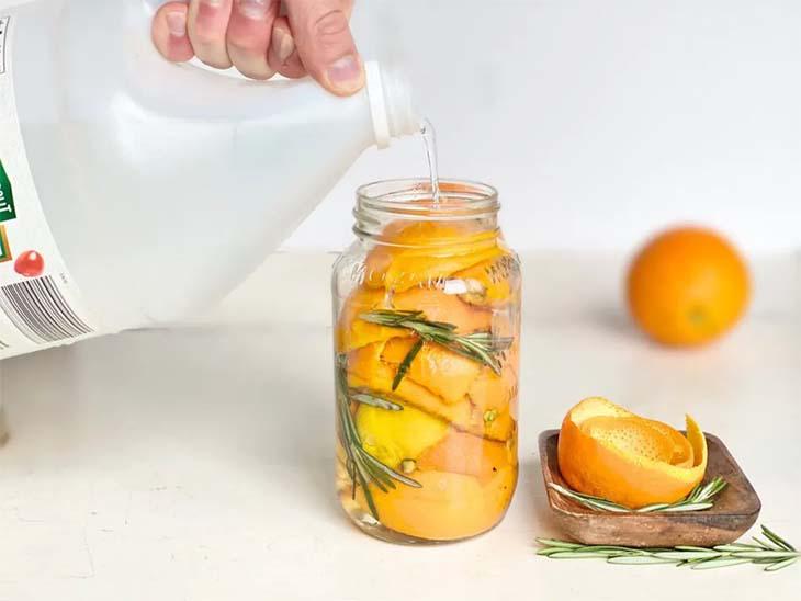 Pouring vinegar on lemon peel orange: this solves one of the biggest problems in the house 