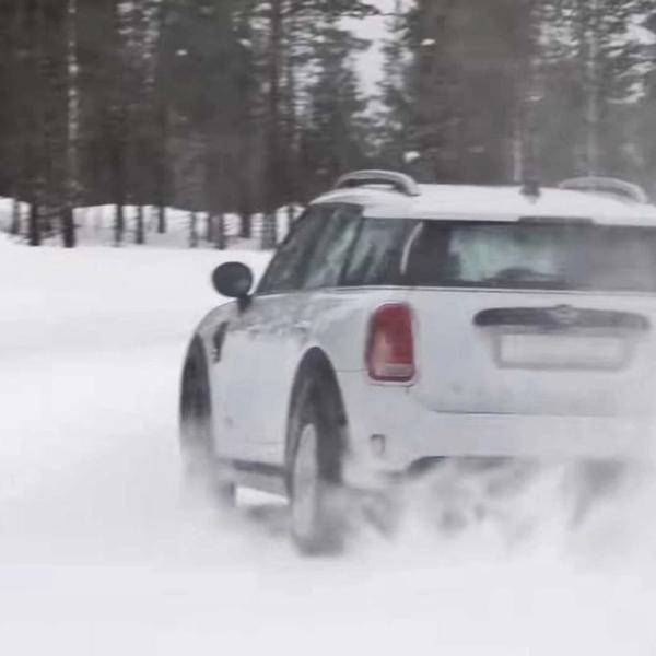 Www.hotcars.com Winter está llegando: AWD Vs FWD por conducir en la nieve