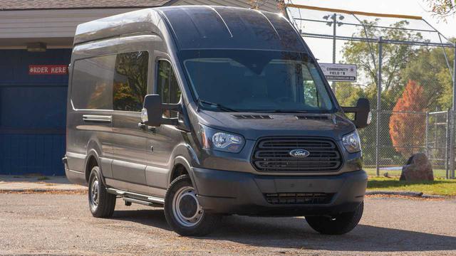 Como é dirigir um Ford 2018 Van de carga Transit 250 atravessando o país com coisas suficientes para encher vários apartamentos 
