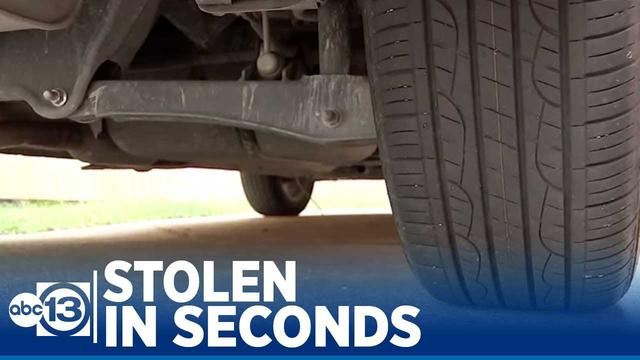 O vídeo mostra o conversor catalítico roubado em segundos do SUV no bairro do sudoeste de Houston