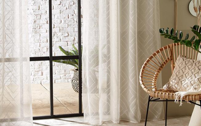 Voile, linen, cotton… How to choose the right curtains for your windows?