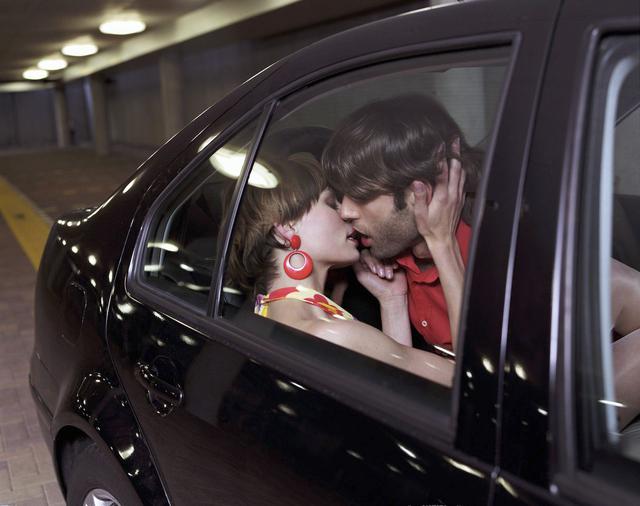 Right to make love in his car: it can cost you very dearly