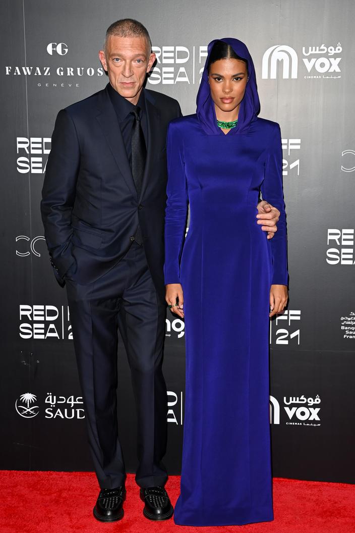 Dans une robe à capuche, Tina Kunakey au bras de Vincent Cassel en Arabie saoudite 