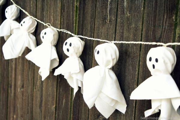 Décoration Halloween DIY : 9 idées de tapis essuie-pieds spécial pour inviter les sorcières et les fantômes
