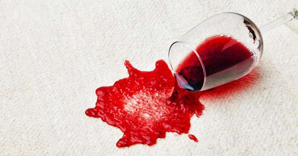 Enlever une tache de vin : les astuces qui fonctionnent 