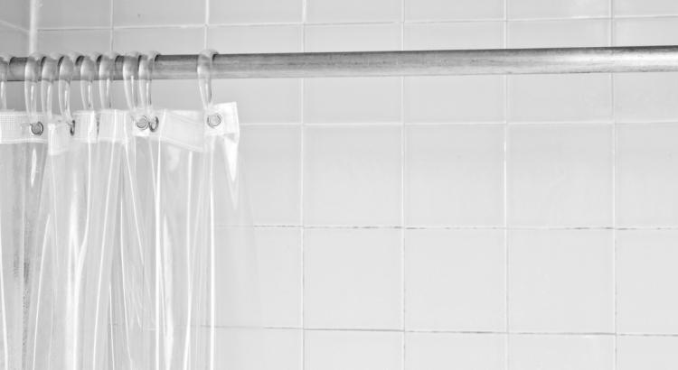Nettoyage rideau de douche : 9 astuces géniales pour le détacher et le déjaunir facilement !
