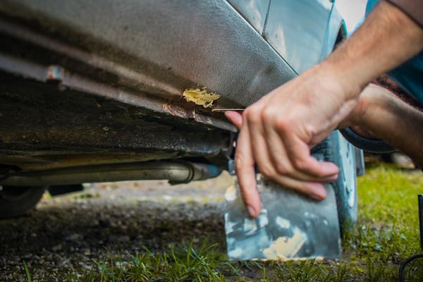 Comment réparer un trou dans la carrosserie d’une voiture ? 