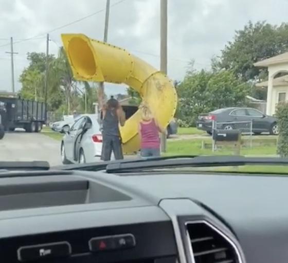 VIDEO – Ils essaient de transporter un toboggan géant en voiture
