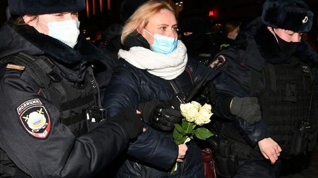 La police de Saint-Pétersbourg a arrêté au moins 350 manifestants anti-guerre, selon un site de surveillance local