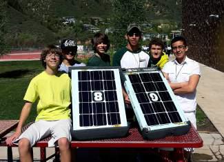 A competição Solar Rollers ensina os alunos do Summit a construir e pilotar carros com controle remoto Apoie o Jornalismo Local