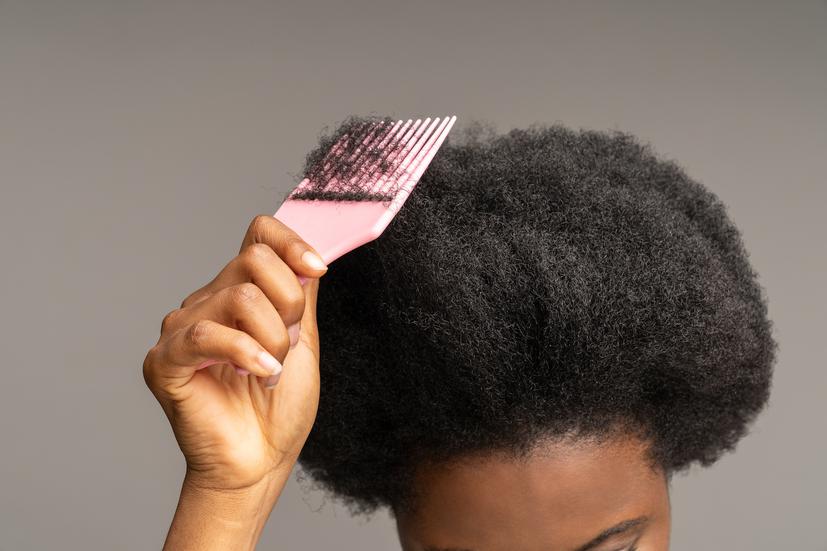 Cheveux frisés et crépus : 12 accessoires incontournables pour en prendre soin 