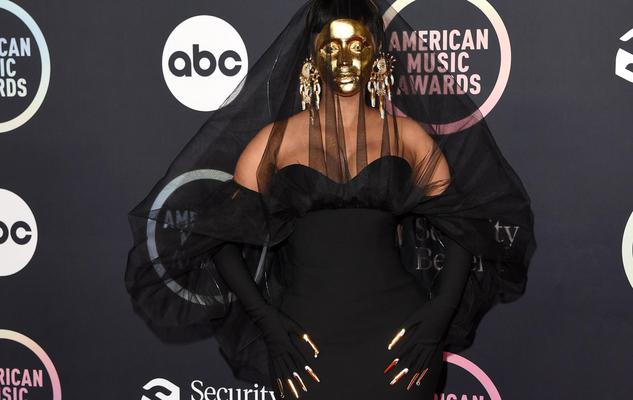 Cardi B choque le tapis rouge des American Music Awards avec un masque en or