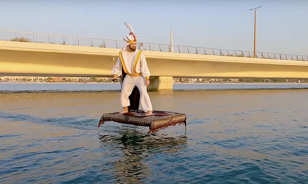 In Dubai, this Aladdin fan likes to fly over the city in a magic carpet - Détours In Dubai, this Aladdin fan likes to fly over the city in a magic carpet
